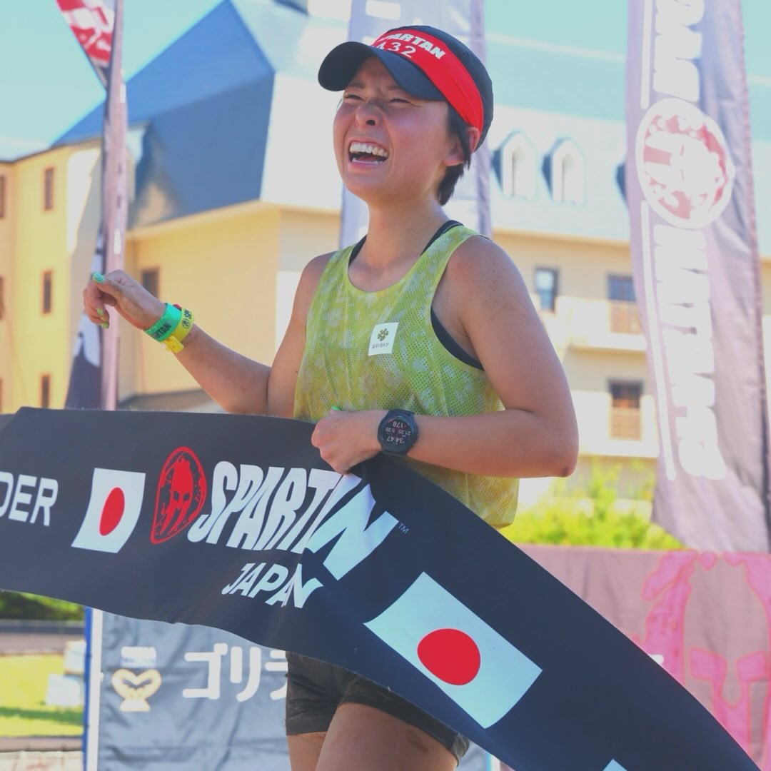 スパルタンレースの会場で笑顔を見せる宮本春奈さん